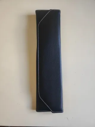 Cuchillo jamonero con afilador, con un estuche.