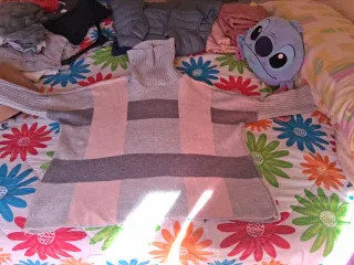 Jersey cuello alto rayas gris y rosa