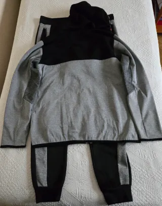Chándal gris y negro con cremallera