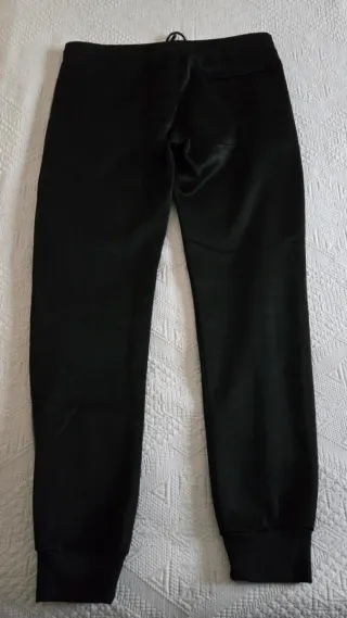 Chándal gris y negro con cremallera