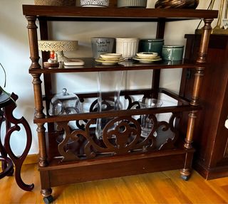 Mueble bar de madera con detalles tallados