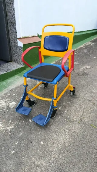 Silla de ruedas para bañar personas mayores
