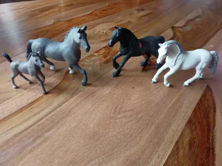 FIGURAS CABALLOS HIPERREALISTAS