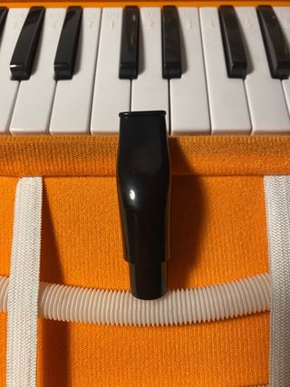 Melódica Naranja con Estuche y Accesorios