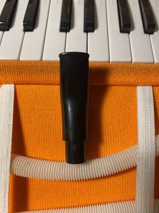 Melódica Naranja con Estuche y Accesorios