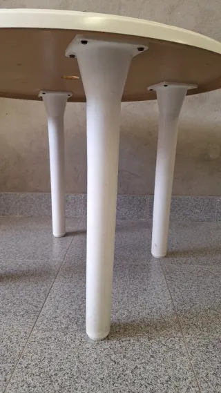 Mesa redonda de madera  blanca de diametro 105cm.