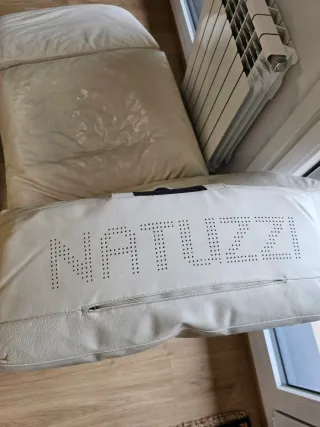 Chaise longue de piel blanco.