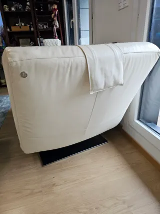 Chaise longue de piel blanco.