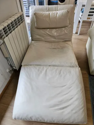 Chaise longue de piel blanco.