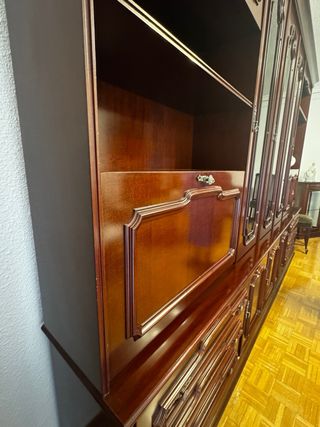 Mueble de salón de madera con vitrinas, color caob