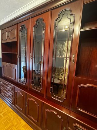 Mueble de salón de madera con vitrinas, color caob