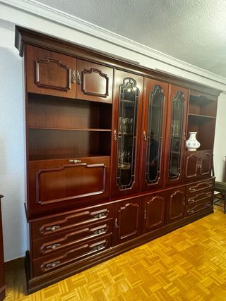 Mueble de salón de madera con vitrinas, color caob