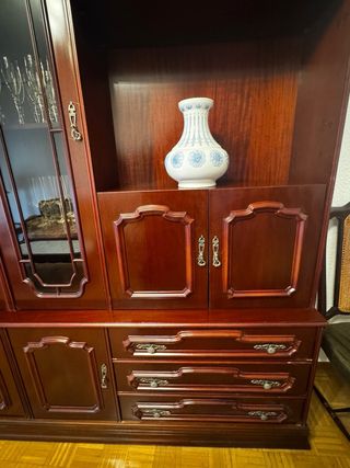 Mueble de salón de madera con vitrinas, color caob