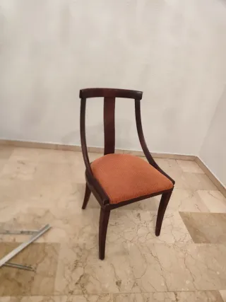 4 Sillas de madera con asiento naranja