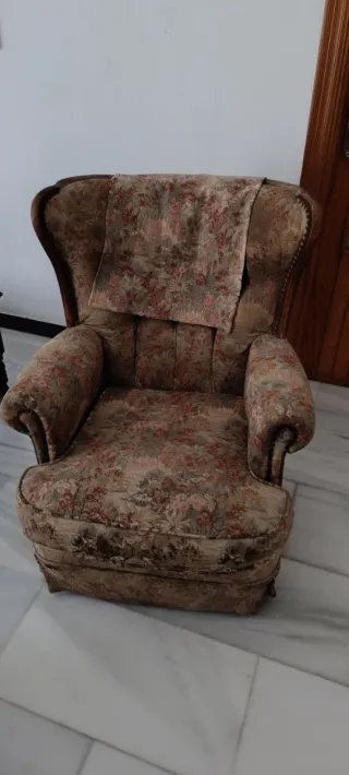 Sillón orejero tela y madera