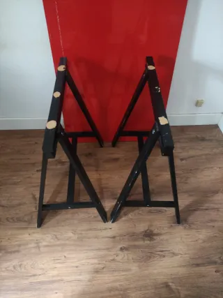 Mesa roja con caballetes negros