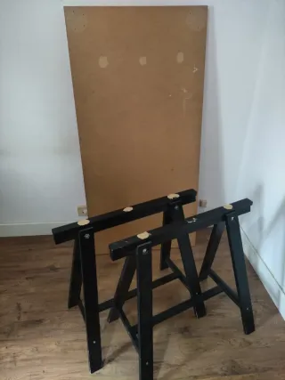 Mesa roja con caballetes negros