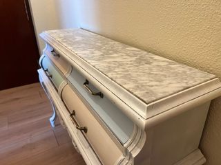 Cómoda/Tocador Estilo Luis XV con Mármol y 4 Cajon