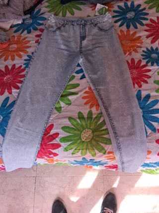 Vaqueros de malla desgastada