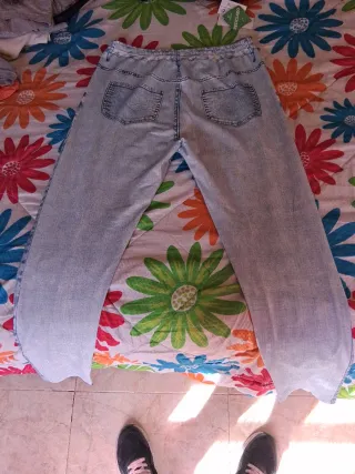 Vaqueros de malla desgastada