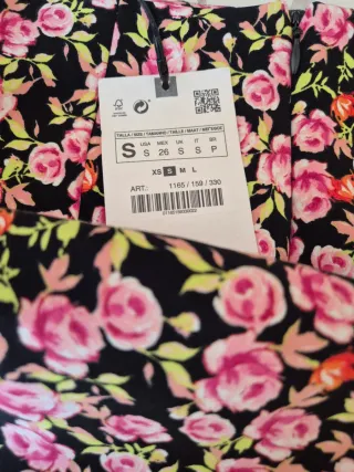 Falda Zara floral negra y rosa