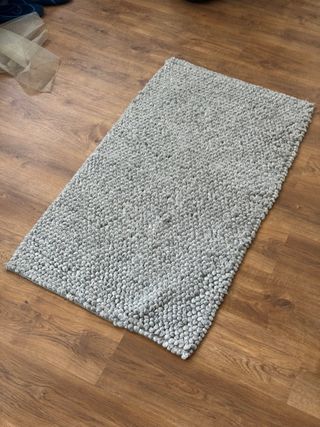 Alfombra gris texturizada con pompones