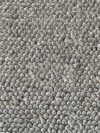 Alfombra gris texturizada con pompones