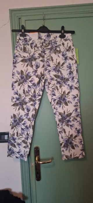 Pantaloni Capri a fiori