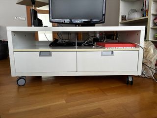 Mueble TV Ikea con ruedas y dos cajones