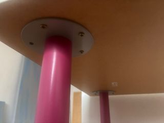 Mesa de estudio blanca con patas rosas