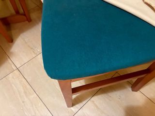 Mesa de salón y 4 sillas de madera