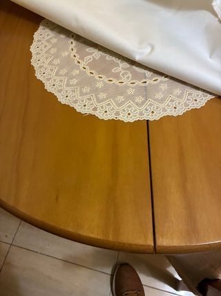 Mesa de salón y 4 sillas de madera