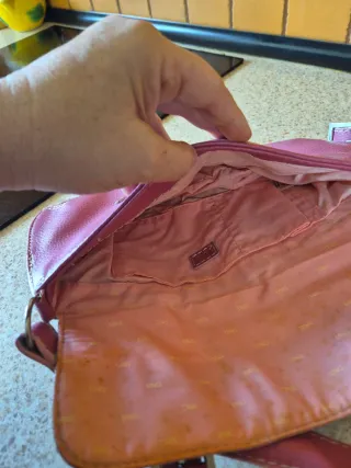 Bolso rosa con hebillas