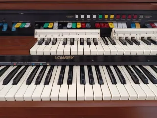 Órgano electrónico Lowrey