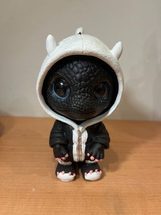 Figura dragón con capucha