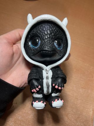 Figura dragón con capucha