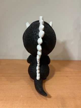 Figura dragón con capucha