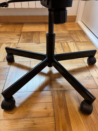 Silla giratoria IKEA MILLBERGET negra