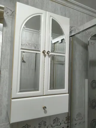 Mueble de baño blanco con espejo