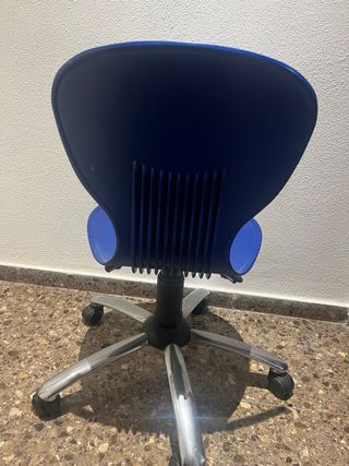 Silla de oficina azul con ruedas