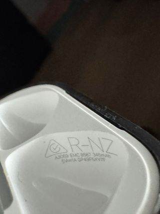 Estuche AirPods 4 ANC Blanco + Funda Spigen