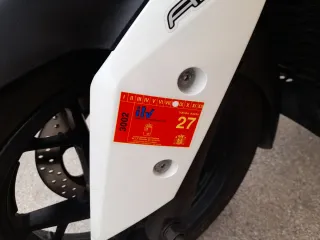 Yamaha Xmax 300 Scooter blanca y negra