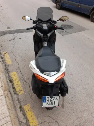 Yamaha Xmax 300 Scooter blanca y negra