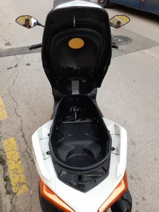 Yamaha Xmax 300 Scooter blanca y negra