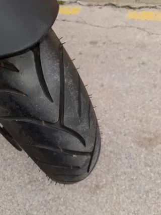 Yamaha Xmax 300 Scooter blanca y negra