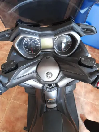 Yamaha Xmax 300 Scooter blanca y negra