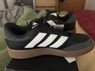 Zapatilla Adidas Negra y Blanca