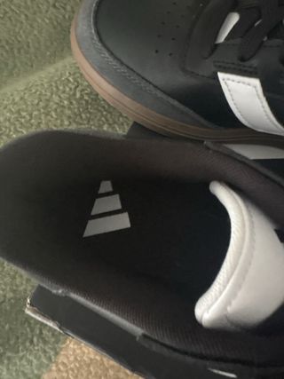 Zapatilla Adidas Negra y Blanca