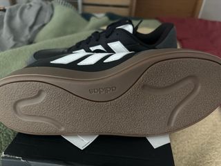 Zapatilla Adidas Negra y Blanca