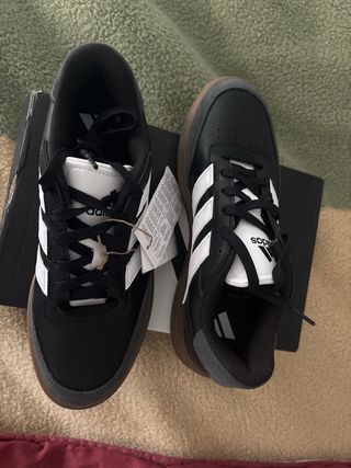 Zapatilla Adidas Negra y Blanca